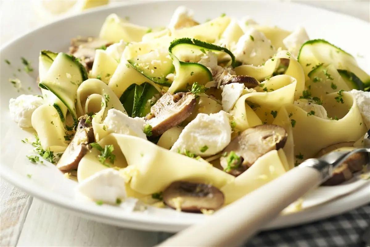 Recipe of Papardelle met courgette, champignons en geitenkaas by Trixie Tang